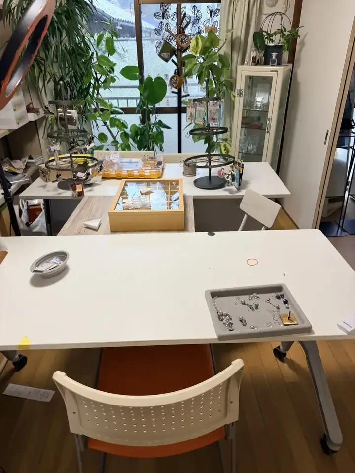 うりぼラボの作業室。窓辺の観葉植物と、アクセサリー制作用の作業机